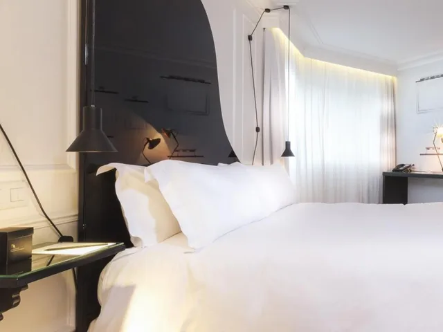 Couture, Deluxe, Queen Bed، La Maison Champs Elysees 2/2
