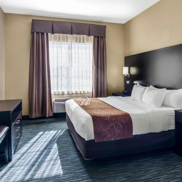 جناح بسرير كينج بحوض جاكوزي لذوي الإعاقة، Comfort Suites Odessa near University 1/5