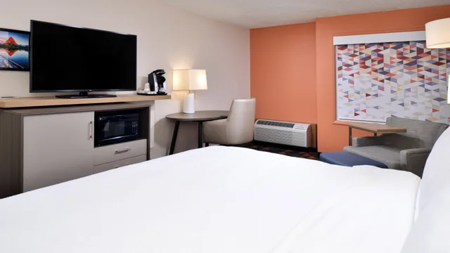 غرفة بسرير كينج لذوي الإعاقة، Holiday Inn Great Falls 6/10