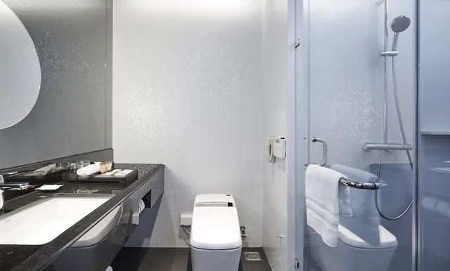 غرفة ديلوكس بسرير كينج بإطلالة على البحر مع أريكة، Grande Centre Point Pattaya 2/2