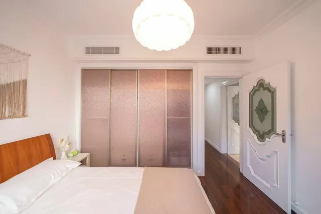 Senior, Apartment, 1 Queen and 3 Double Beds، Book and Bed-People's Square 2/10