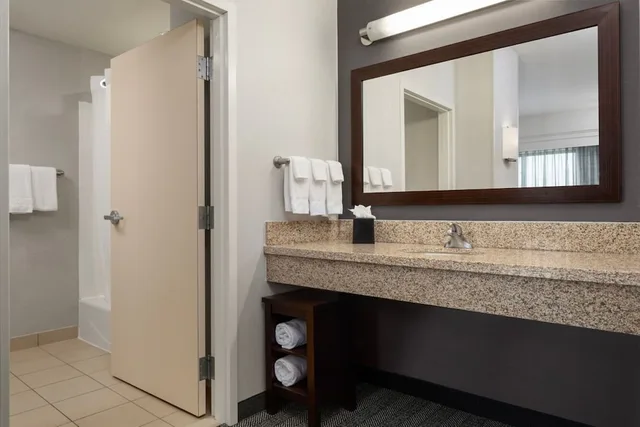 Suite, Multiple Beds, Accessible، Courtyard Mankato 3/3
