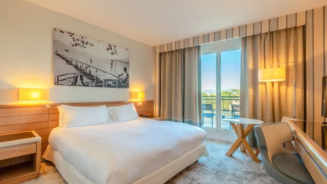 غرفة بريميوم بسرير مزدوج بإطلالة على الحديقة بشرفة، HOLIDAY INN RESORT NICE - PORT SAINT LAURENT 2/10