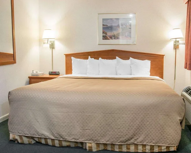 غرفة بسرير كينج، Quality Inn & Suites Mackinaw City Beachfront 3/3