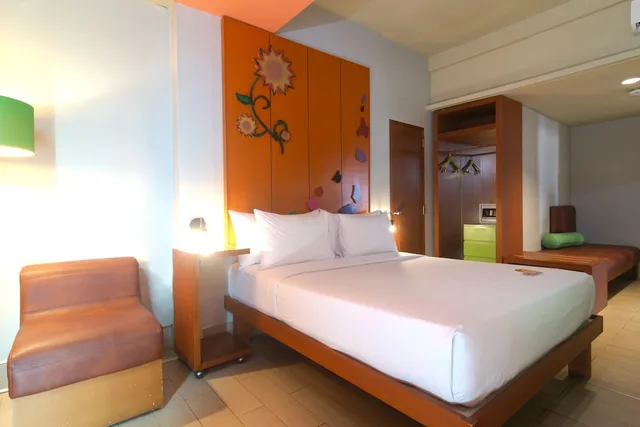 Warmth, Deluxe, Queen Bed, Maxonehotels At Sabang 2/6