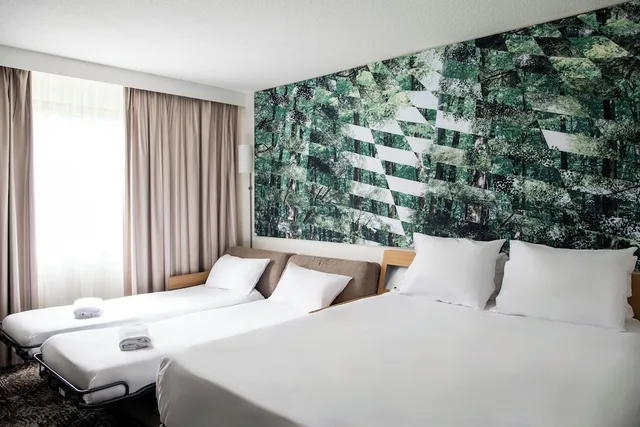 غرفة كلاسيكية بسرير مزدوج بإطلالة على الحديقة مع أريكة، Novotel Bordeaux Merignac 1/8