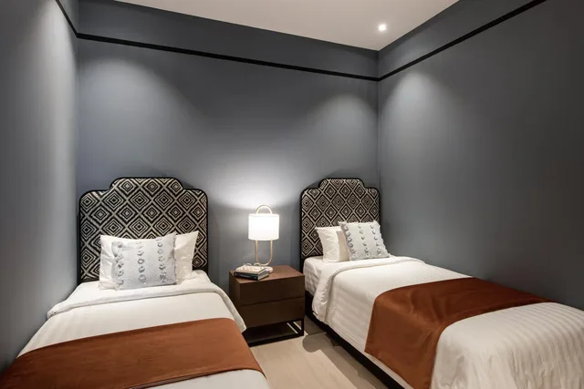 جناح بسريرين كوين وسريرين منفصلين بـ3 غرف نوم، AMI Suites 1/6