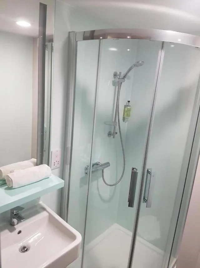 غرفة، easyHotel Liverpool City Centre 2/2