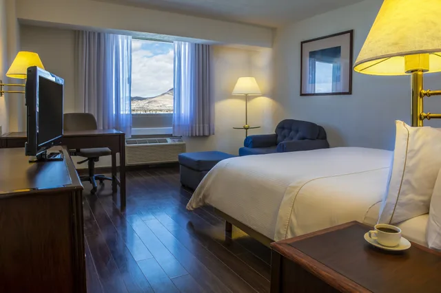 Master, Junior Suite, King Bed, Fiesta Inn Ciudad Juarez 2/3