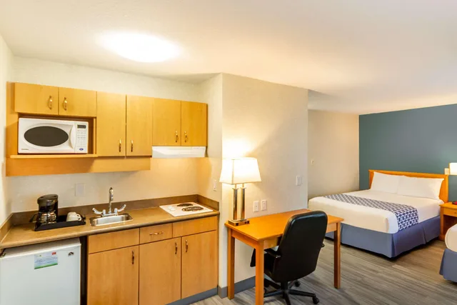 Efficiency, Suite, 2 Queen Beds، Econo Lodge Inn & Suites Calgary - University 3/4