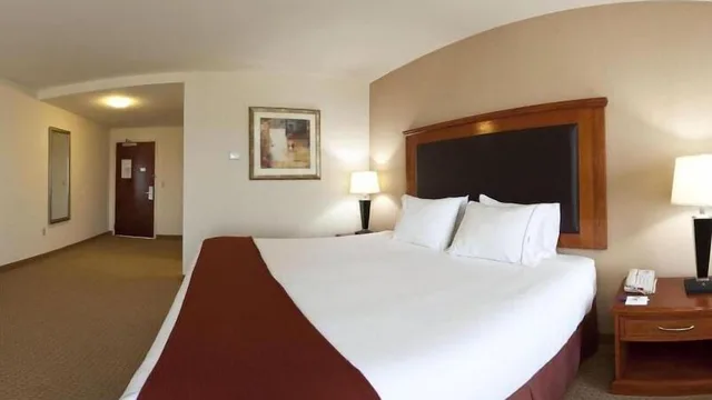 غرفة قياسية بسرير كينج، Holiday Inn Express Hotel Suites Latham 2/3