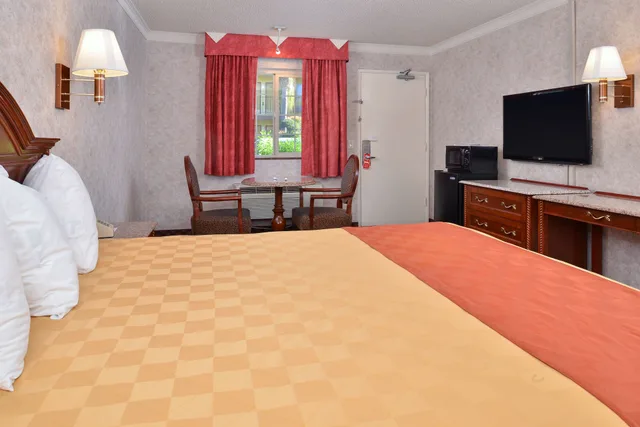Suite, King Bed, Smoking, Americas Best Value Inn & Suites Fontana 2/3