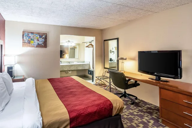 غرفة بسرير كينج، Econo Lodge Zanesville, OH 4/5