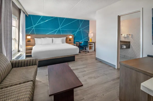 Upgrade, Efficiency, King Bed, Comfort Inn Mississauga 6/6