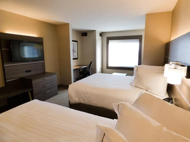 Deluxe, Multiple Beds, Accessible، Holiday Inn Express And Suites Plymouth Ann Arbor Area 4/5