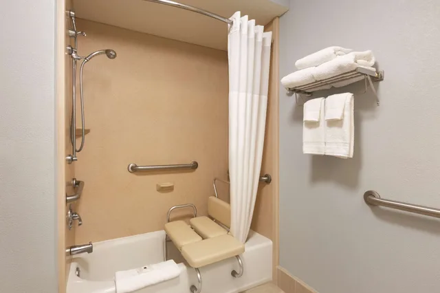 Room, Single, 2 Queen Beds, Sofa, Accessible، Comfort Inn & Suites Portland Corpus Christi 9/9