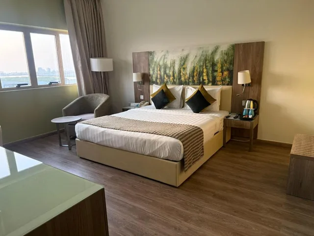 جناح ديلوكس كبير بسرير كينج بإطلالة على المدينة بغرفة نوم واحدة، Royal View Hotel 1/6