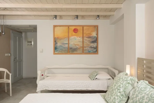 غرفة ثلاثية بسرير مزدوج مع أريكة، Iria Beach art hotel 1/7