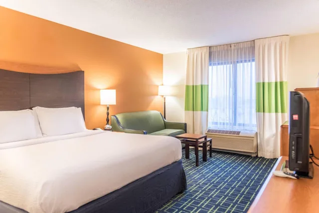 غرفة بسرير كينج مع أريكة، Fairfield Inn Suites Muskegon Norton Shores 2/6