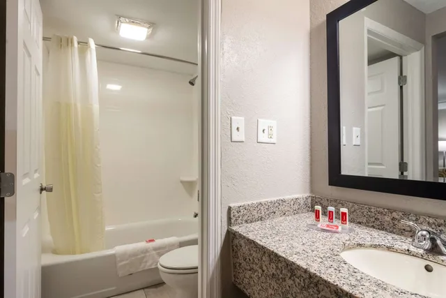Room, King Bed, Econo Lodge East Ridge 4/4