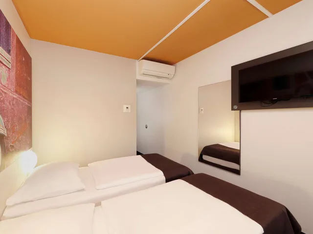 غرفة بسريرين منفصلين، B&B Hotel Berlin-Sud Genshagen 1/5