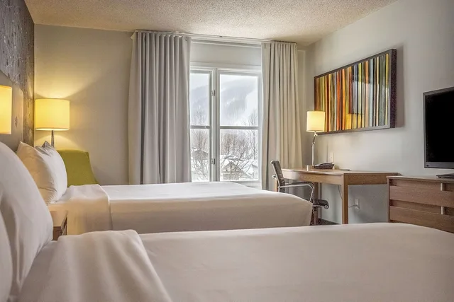 غرفة كومفورت بسريرين كوين بإطلالة على الجبل، Chateau Bromont 1/7