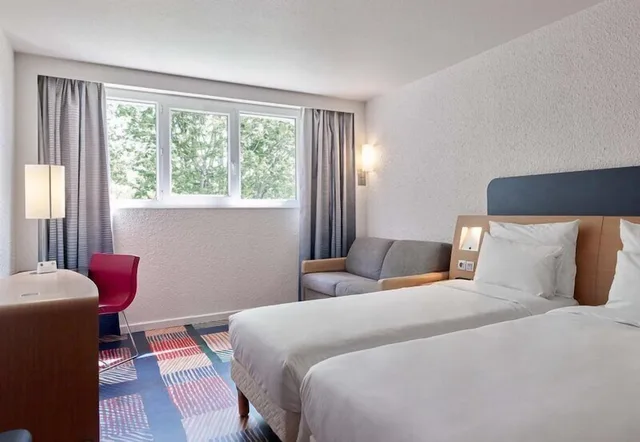 غرفة قياسية بسريرين منفصلين، B&B Hotel Cergy Port 4 Stars 1/3