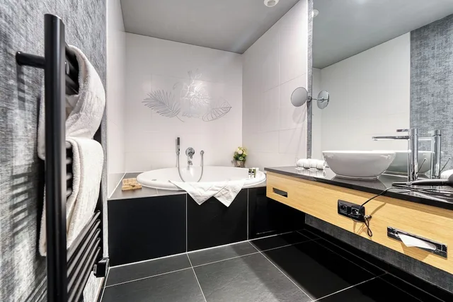 Romantic, Suite, King Bed, Hotel Restaurant Verviers 3/4