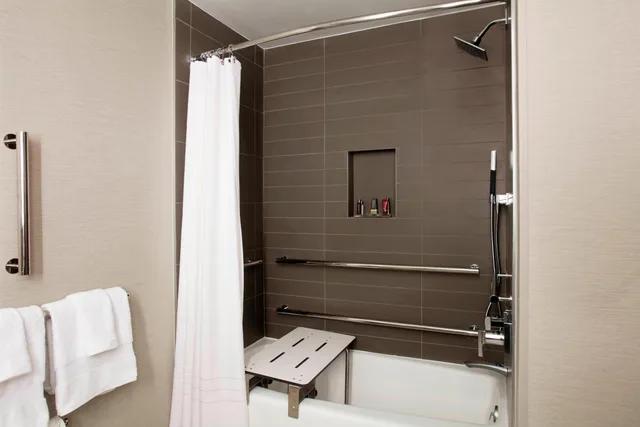غرفة قياسية بسرير كينج مع أريكة لذوي الإعاقة، Fort Lauderdale Marriott Coral Springs Hotel & Convention Center 5/7