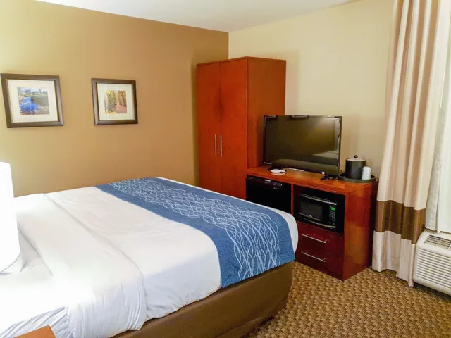 غرفة قياسية بسرير كينج، Comfort Inn and Suites Logan Near University 1/8