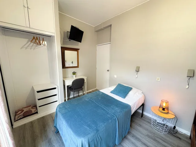 Multiple Bedrooms, Basic, Triple, 1 Double and 1 Single Bed, Accessible، Monaco 10/10