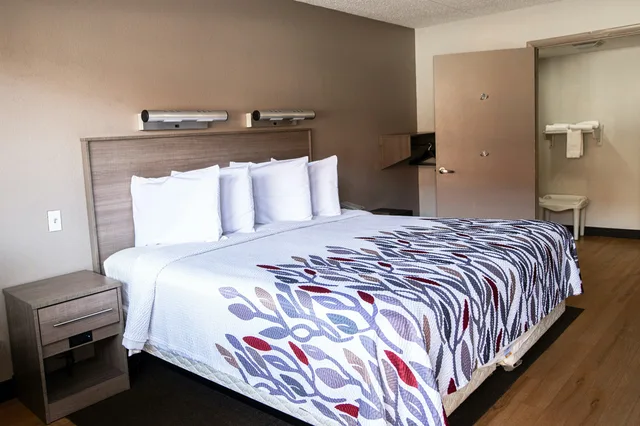 غرفة سوبيريور بسرير كينج لذوي الإعاقة، Red Roof Inn Rochester - Henrietta 3/5