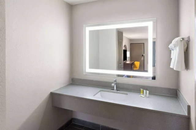 جناح بسرير كينج، Days Inn & Suites By Wyndham Vicksburg 4/4