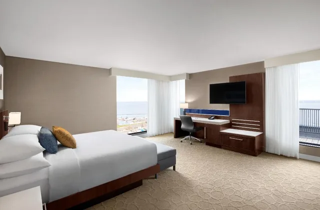 Presidential, Guest Room, Suite, King Bed, Water Front, Balcony، Delta Hotels By Marriott Thunder Bay 1/3