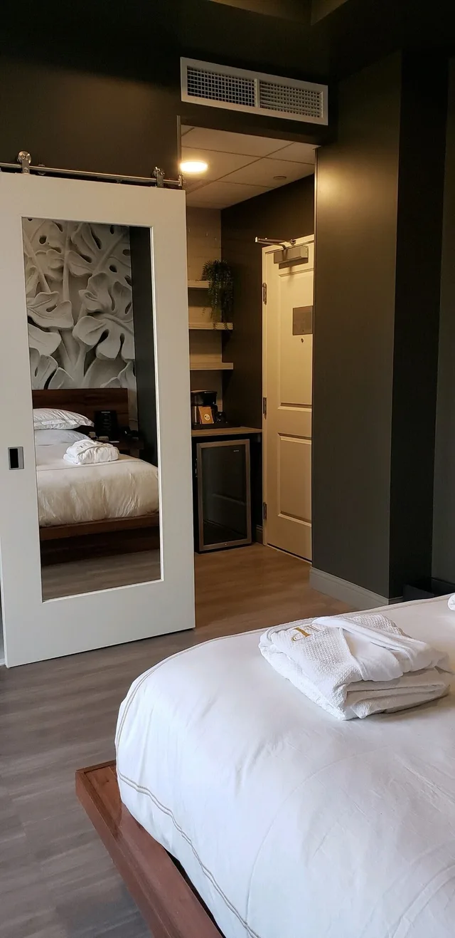 غرفة ديلوكس بسرير كوين بإطلالة على النهر، Hotel On Phillips 2/2