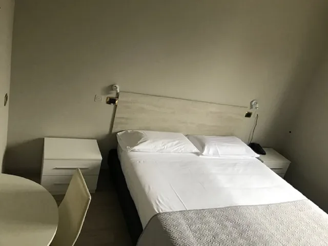 Economy, Twin Beds, Hotel Brianza 2/3
