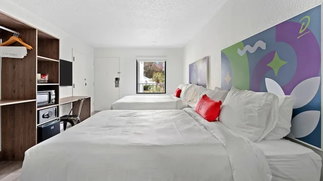 غرفة بسريرين كوين بإطلالة على الفناء، Baymont by Wyndham Jacksonville Airport 3/7
