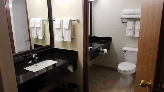 Room, 2 Queen Beds, Americinn By Wyndham Rhinelander 4/8