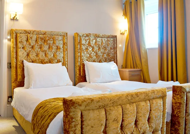 غرفة بسريرين منفصلين بإطلالة على البحر، The Pier Hotel 1/3