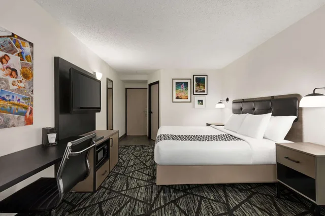 Room, King Bed, La Quinta Inn & Suites by Wyndham Cleveland Airport West 1/3