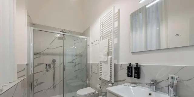جناح بسريرين كوين بشرفة مع أريكة، Milan Royal Suites Magenta Luxury Apartments 1/3