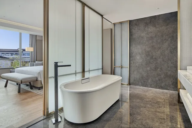 Ambassador, Deluxe, Suite, King Bed, DoubleTree by Hilton Jiangxi Fuzhou 4/4