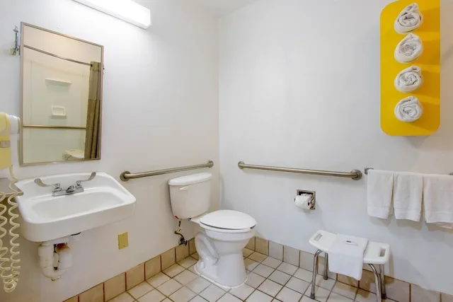 Suite, Queen Bed, Motel6 El Paso, TX - Southeast 5/7