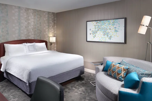 غرفة بسرير كينج مع أريكة لذوي الإعاقة، Courtyard Alpharetta Atlanta 1/4