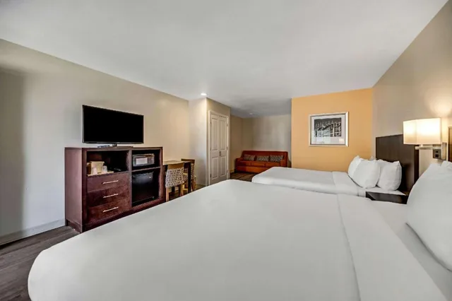Upgrade, Efficiency, Suite, King and Queen Bed، Comfort Inn Beach/Boardwalk Area 3/4