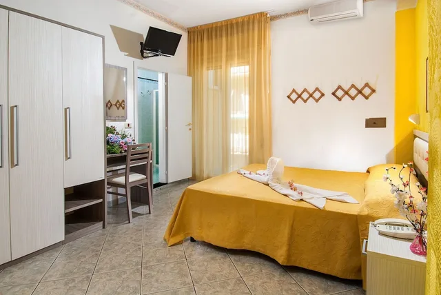 غرفة عائلية رباعية بسرير مزدوج وسرير فردي مع أريكة، Hotel Gloria 2/9