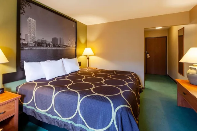 غرفة بسرير كينج لذوي الإعاقة، Super 8 by Wyndham Berlin WI 1/2