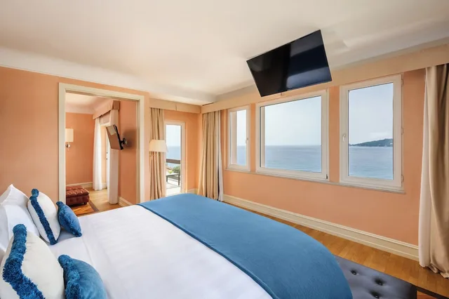 جناح بانورامي بسريرين كينج بإطلالة على البحر بشرفة بغرفتي نوم، Grand Hotel Bristol Resort and Spa 2/10