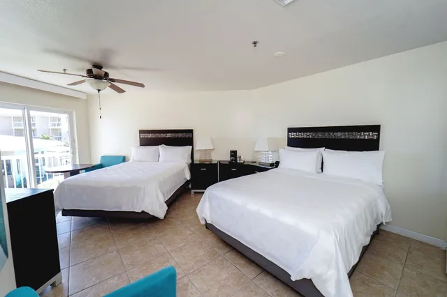 غرفة قياسية بسريرين كوين بإطلالة على البحر، Holiday Inn Resort Grand Cayman, an IHG Hotel 5/10