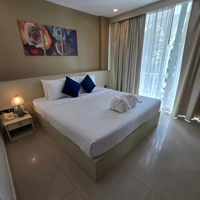 غرفة سوبيريور بسرير كينج بإطلالة على البحر بشرفة، MODERN LIVING HOTEL 4/10